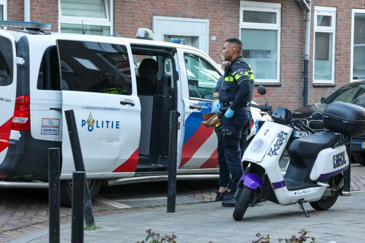 Jongeman (22) overleden in woning, drie personen aangehouden